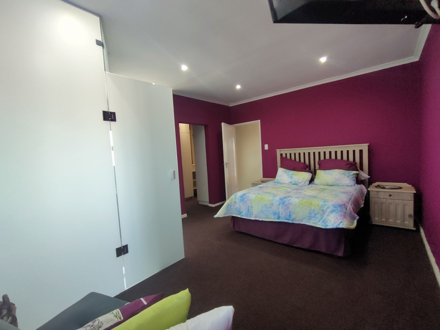 8 Bedroom Property for Sale in Wavecrest Eastern Cape